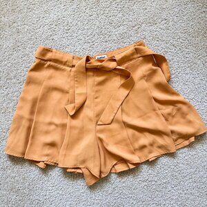 🧡 Aritzia High-Waisted Tie Shorts – Golden Caramel (Size 6) 🧡